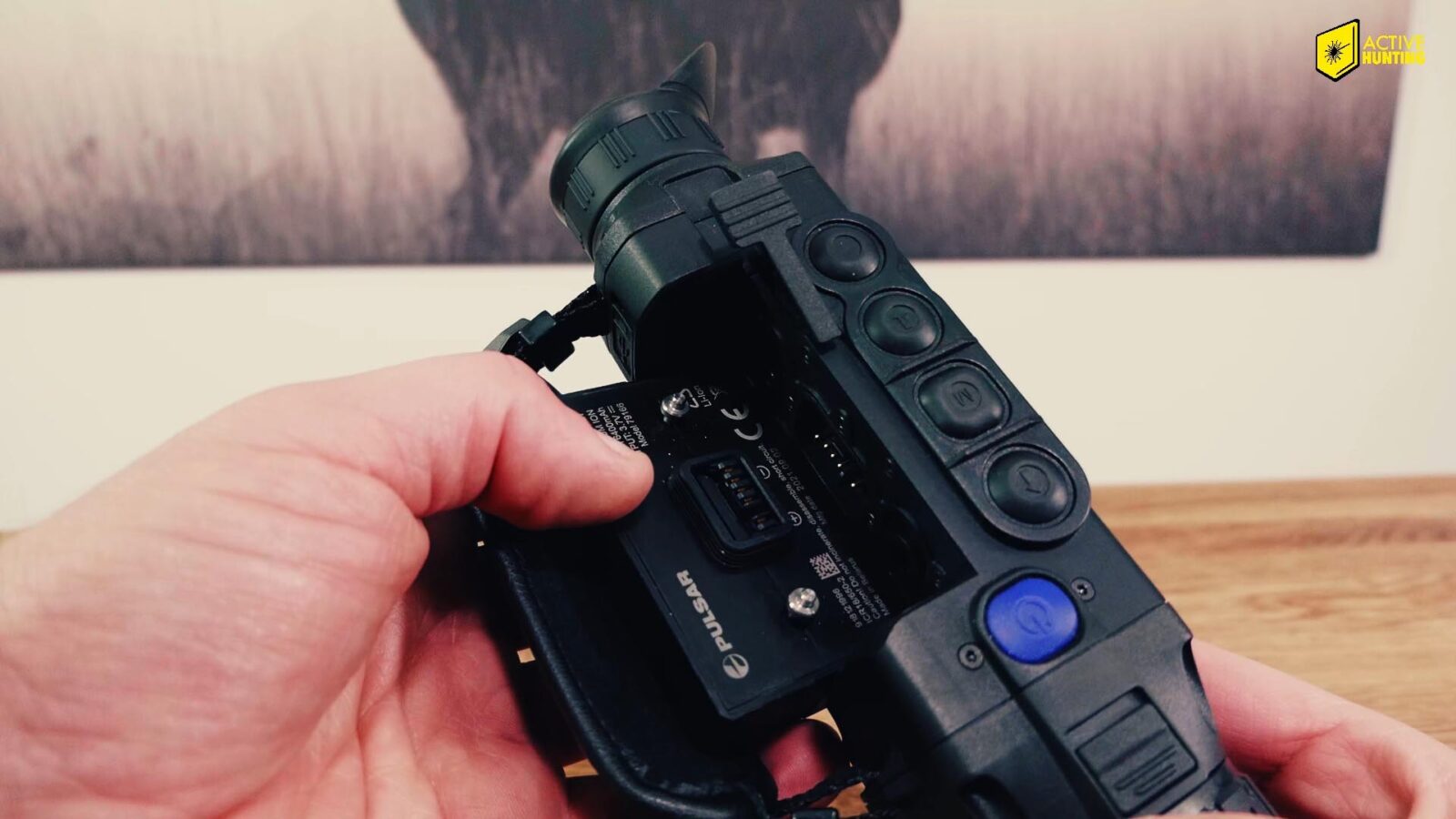 Die Scharfeinstellung am Objektiv l&auml;uft mit sattem Kraftaufwand und l&auml;sst pr&auml;zise Einstellungen zu. Eine Gummiarmierung w&uuml;rde das ganze noch etwas griffiger machen.