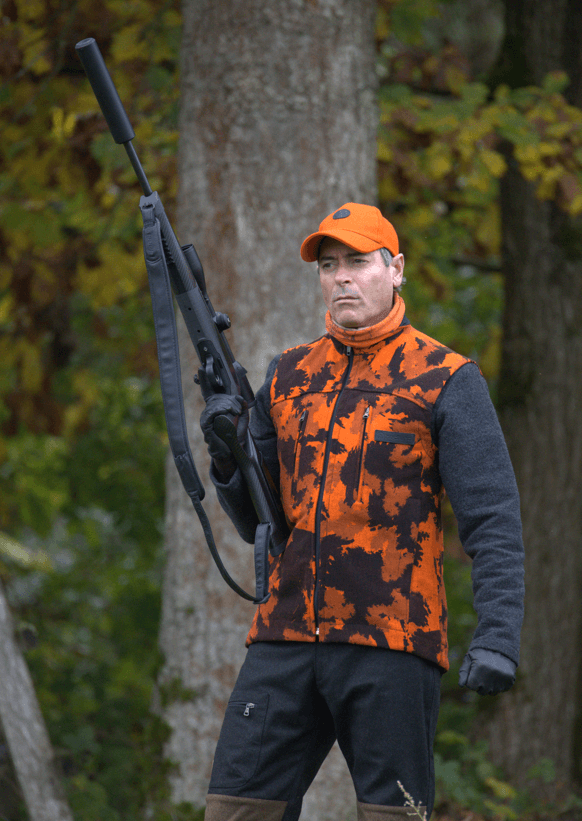 Hedlund-Blaze-Camo-Weste-Cap-orange getragen