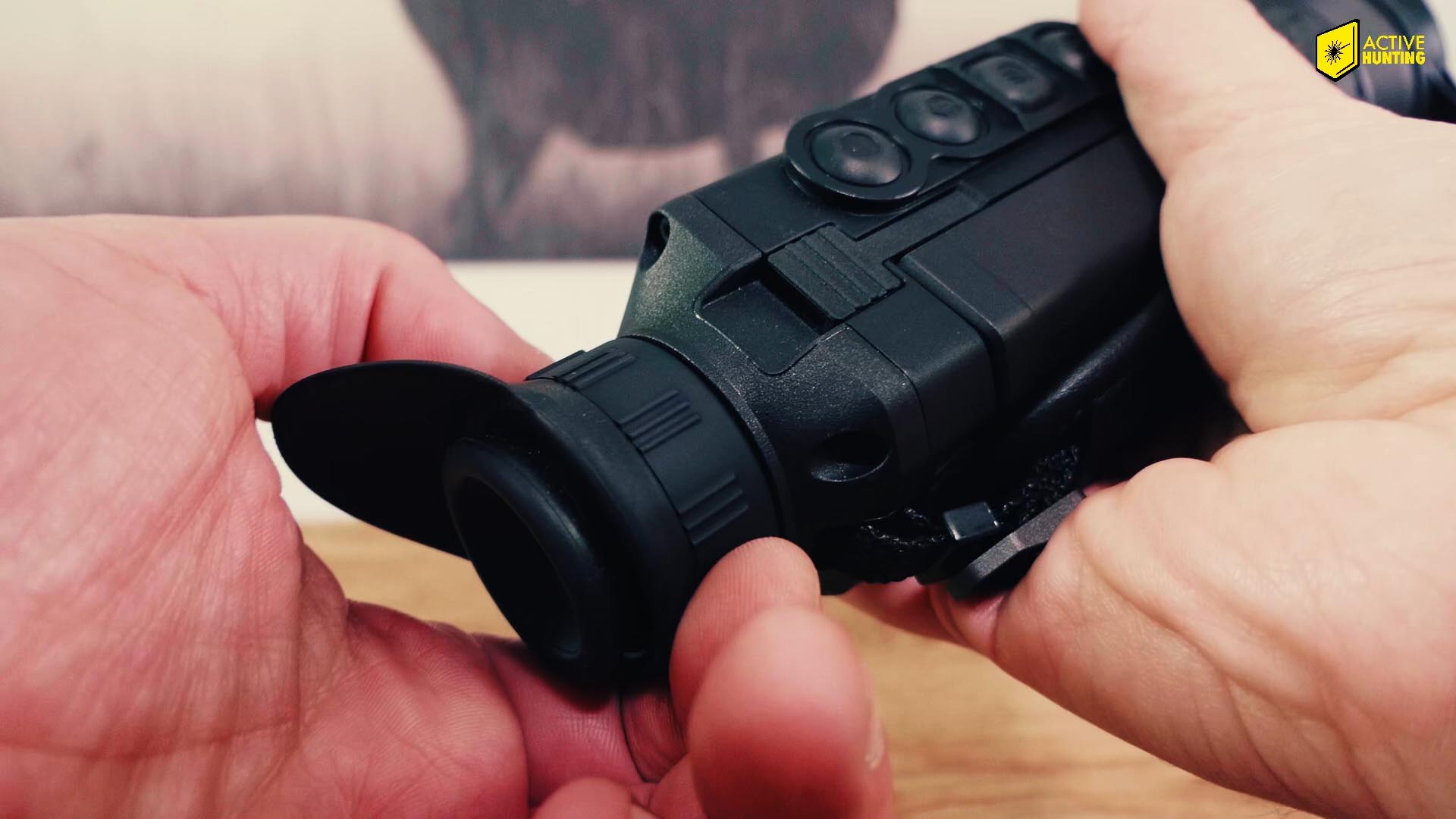 Die Scharfeinstellung am Objektiv l&auml;uft mit sattem Kraftaufwand und l&auml;sst pr&auml;zise Einstellungen zu. Eine Gummiarmierung w&uuml;rde das ganze noch etwas griffiger machen.