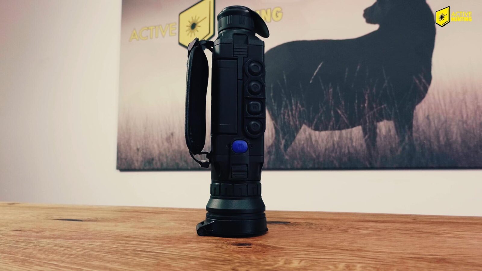 Die Scharfeinstellung am Objektiv läuft mit sattem Kraftaufwand und lässt präzise Einstellungen zu. Eine Gummiarmierung würde das ganze noch etwas griffiger machen.